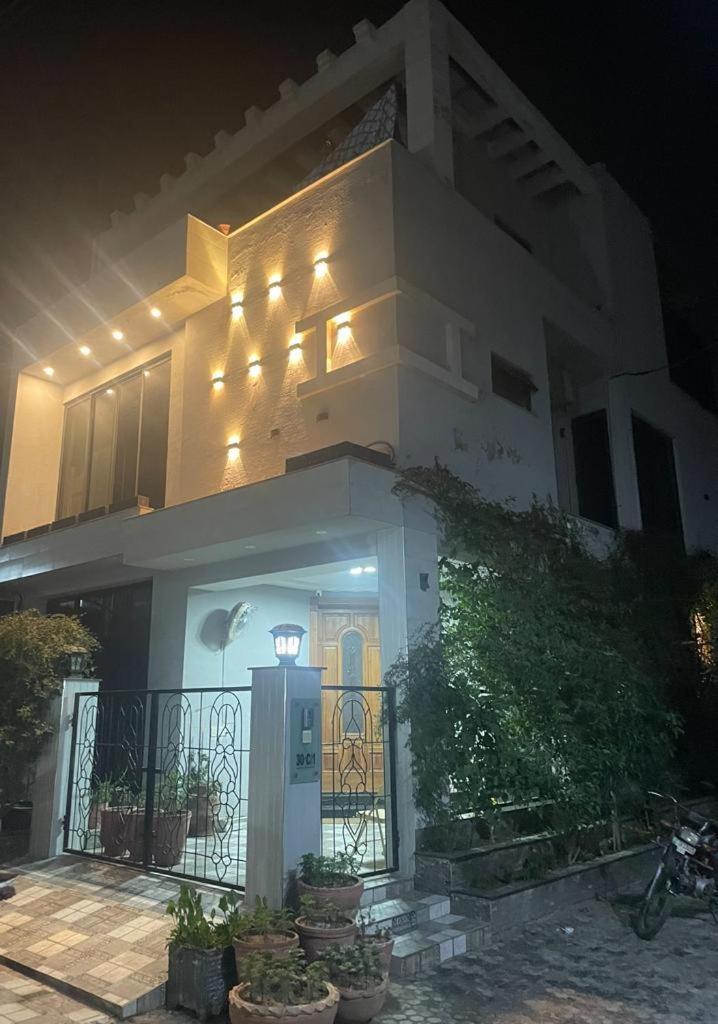 Grey Orchard Homestay - A Family Place 라호르 외부 사진