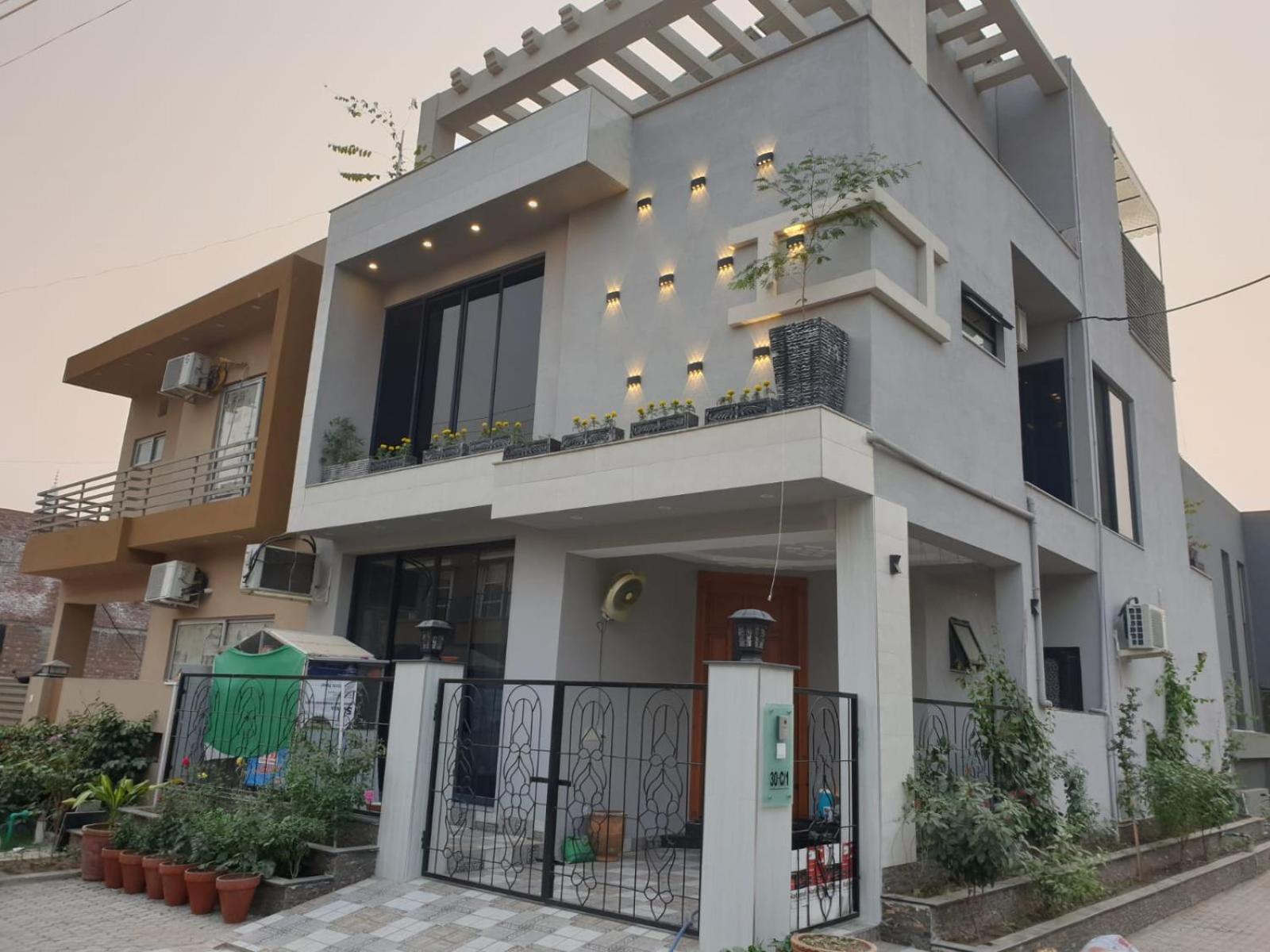 Grey Orchard Homestay - A Family Place 라호르 외부 사진