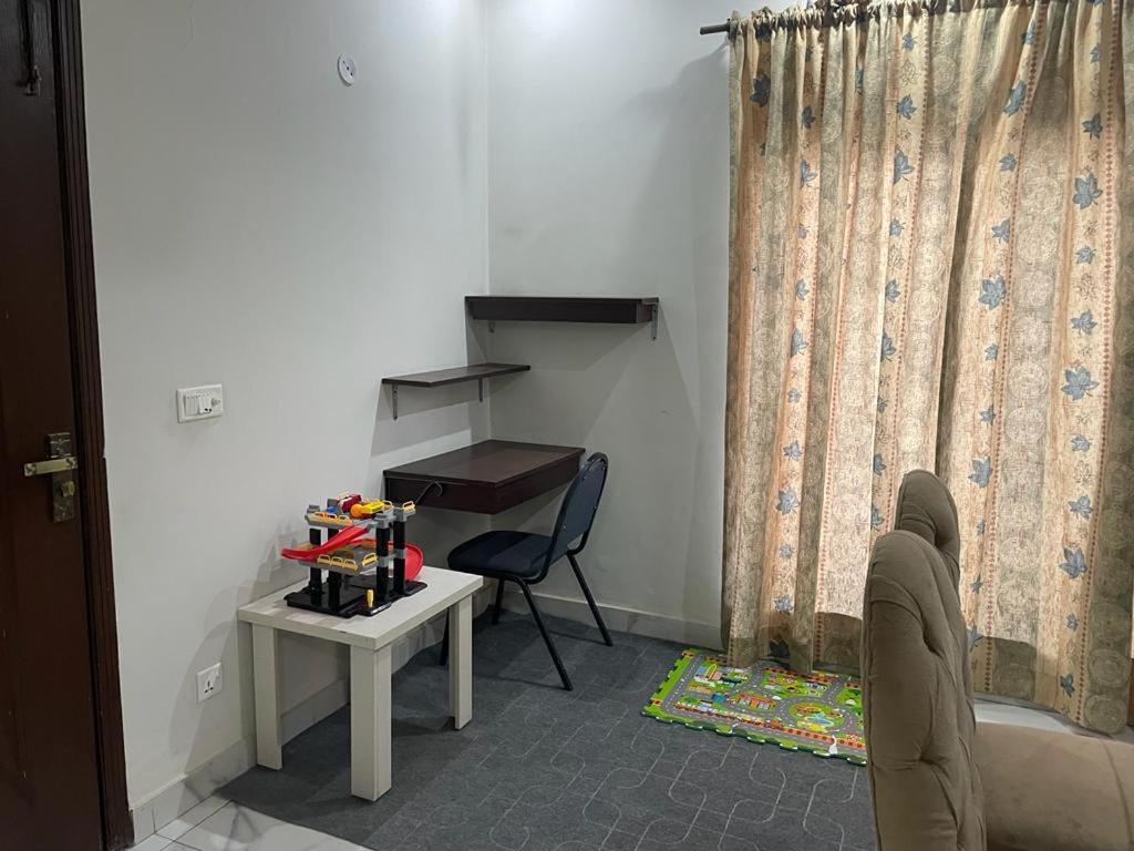 Grey Orchard Homestay - A Family Place 라호르 외부 사진